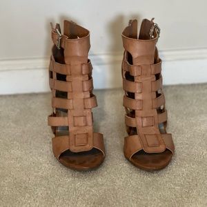G by Guess tan chunky heel sandal 6 1/2